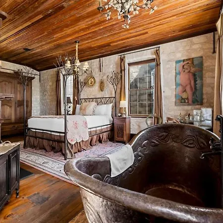 1 Bedroom Suite On Main Street